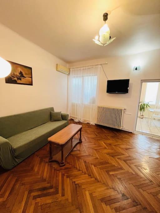 Downtown Unirii Square Private Economy Rooms With Shared Amenities Bucharest Exterior photo