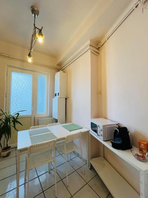 Downtown Unirii Square Private Economy Rooms With Shared Amenities Bucharest Exterior photo