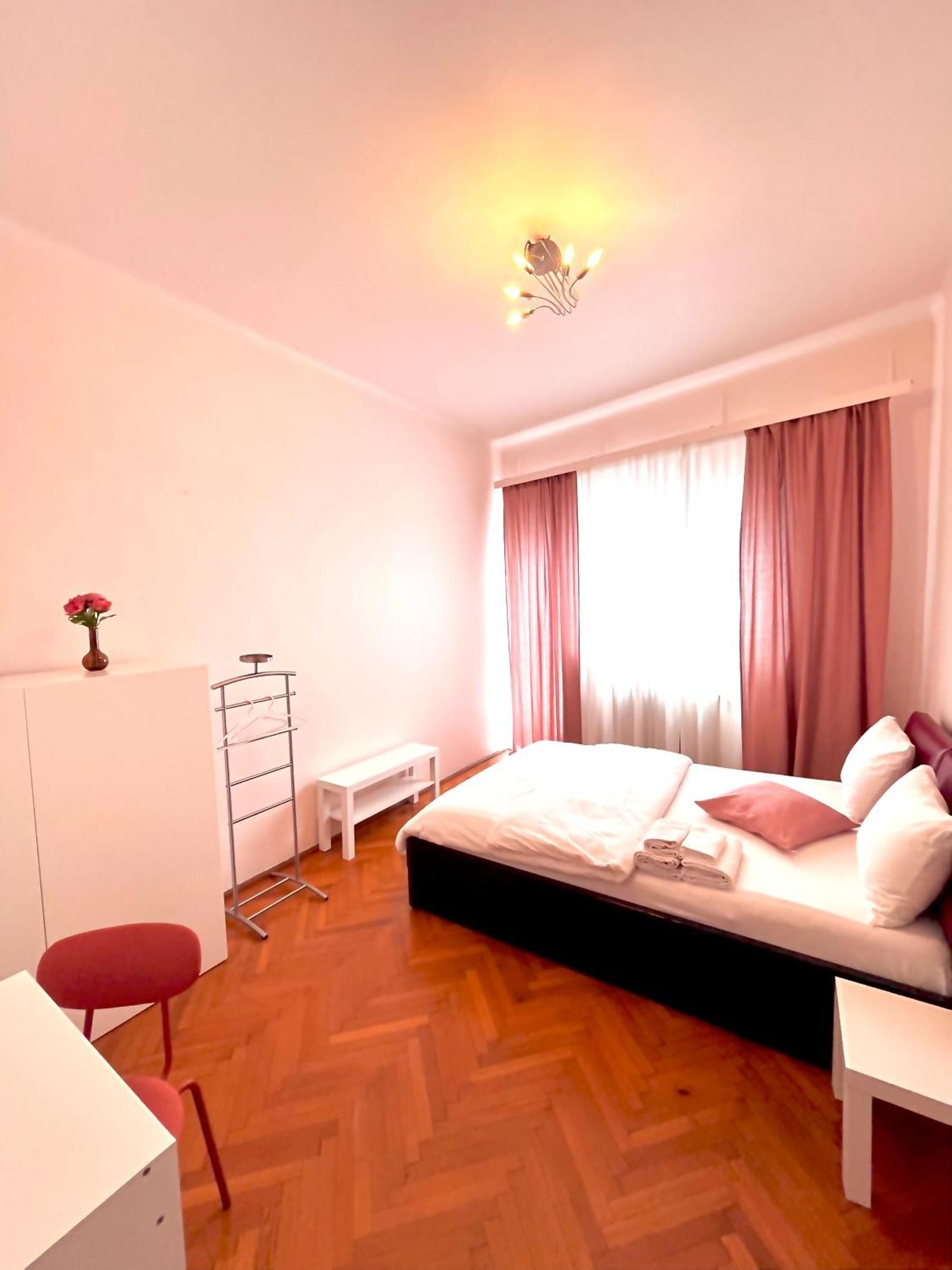 Downtown Unirii Square Private Economy Rooms With Shared Amenities Bucharest Exterior photo